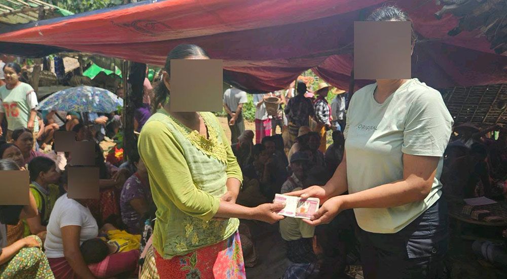 ကရင်နီပြည်ရှိ အိမ်ခြေ ၁,၂၀၀ ခန့်ကို KNWO က ငွေသား ကူညီပံ့ပိုးခဲ့စဉ်။ (Photo:KNWO)