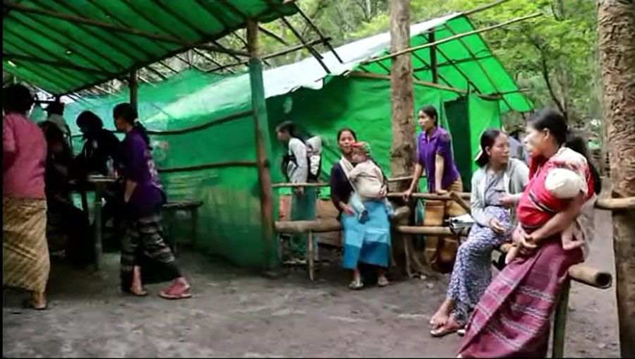 ကရင်နီစစ်ရှောင်များကို ကုသပေးနေသည့် ဆေးခန်းတခု။ (Photo: DVB)
