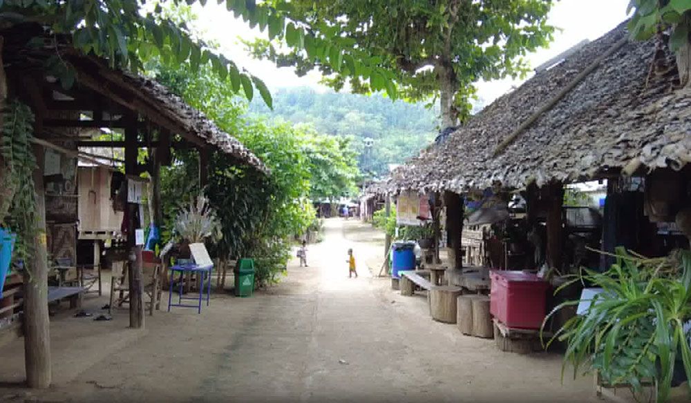 ထိုင်း-မြန်မာနယ်စပ်ရှိ ကရင်နီဒုက္ခသည်စခန်းတခု။ (Photo: DVB ပုံဟောင်း)