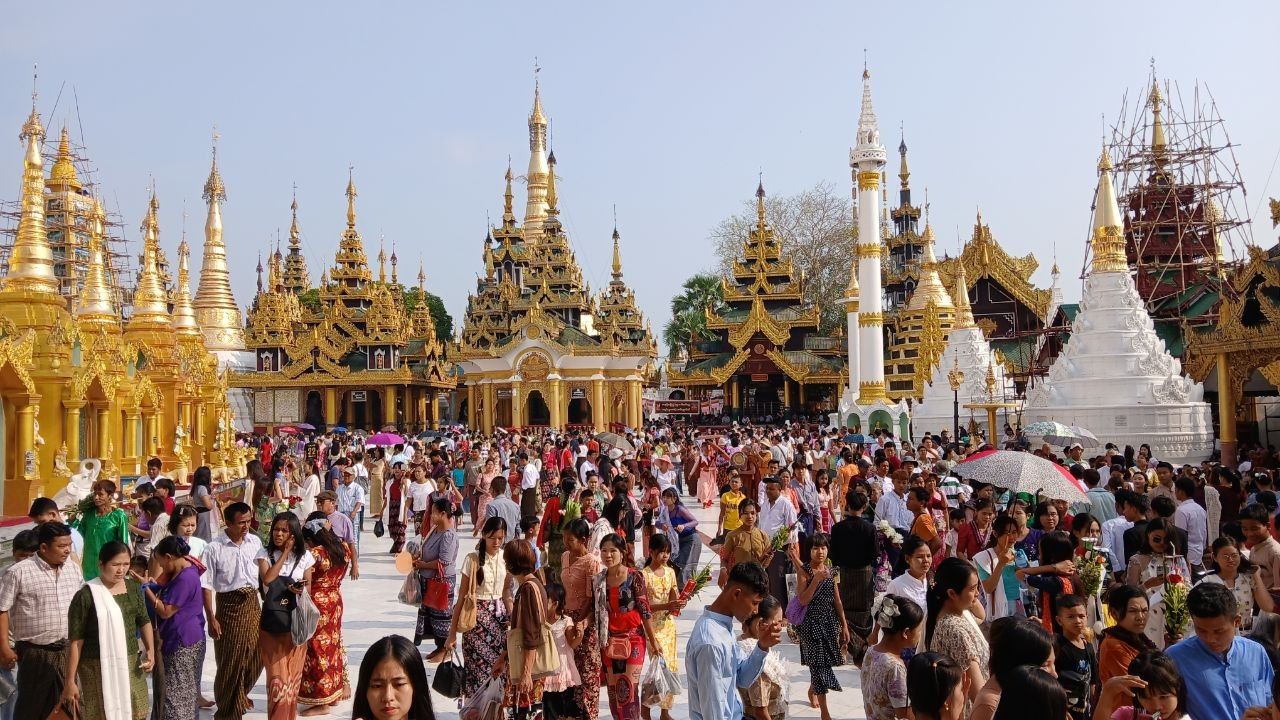 ကဆုန်လပြည့်နေ့ ရွှေတိဂုံ​စေတီ​တော်ကို ဘုရာဖူးလာကြသူများ (ဓာတ်ပုံ)