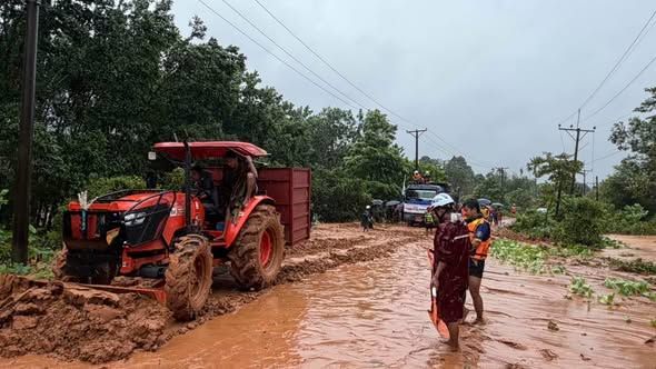 လောင်းလုံးတွင် မြေပြိုပြီး အိမ်အများအပြား ပိမိ၊ ကယ်ဆယ်ရေးများသွားရန် ခက်ခဲ
