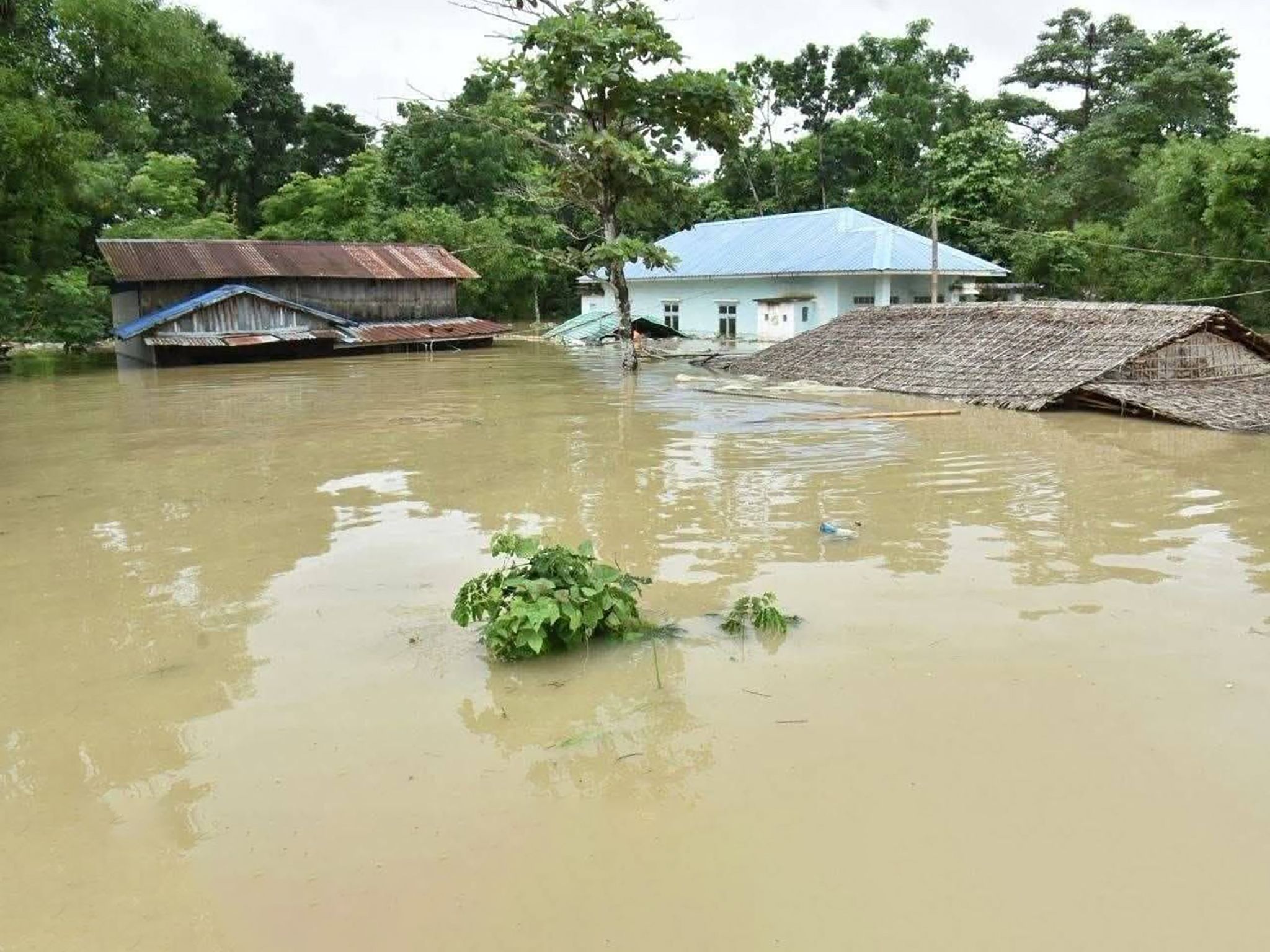 လေးမျက်နှာတွင် ငဝန်ရေကာတာ ကျိုးပေါက်၊ လူနှင့် တိရစ္ဆာန်များ မျောပါပြီး ၃ ဦး ပျောက်ဆုံးနေ