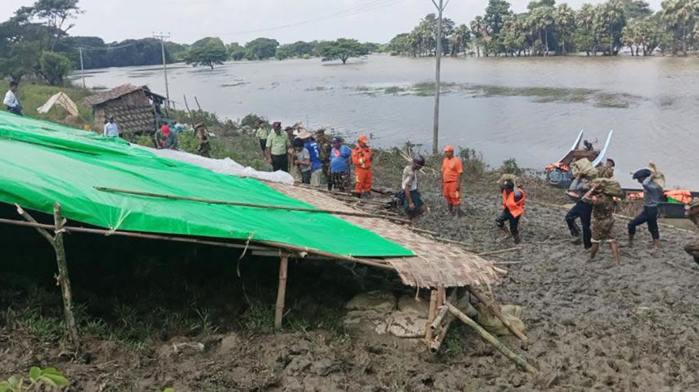 ထိန်ငူတာတမံ အရေးပေါ် သဲအိတ်ဖို့၊ ဝါးတုတ်ရိုက် ဖာထေးနေစဉ်။(Photo: MFSD)