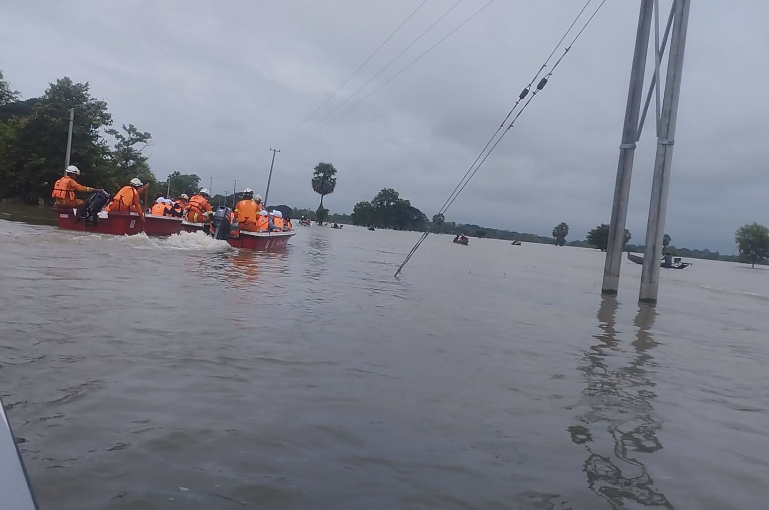 ဧရာဝတီက မိုးစပါးဧက သောင်းချီ ရေနစ်ပျက်စီးပြီး အကူအညီမရသေး