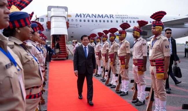 အိန္ဒိယဝန်ကြီးချုပ်နှင့် တွေ့ဆုံပြီး စစ်အာဏာရှင် ထွက်ပေါက်ရှာရန် အားထုတ်နေ 