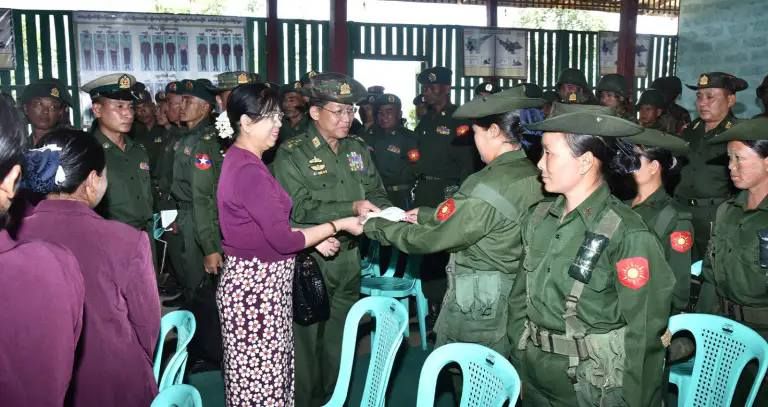 သေဆုံးစစ်သားများ၏ မိသားစုဝင်များကို လိုင်းခန်းမှ အဓမ္မမောင်းထုတ်နေ