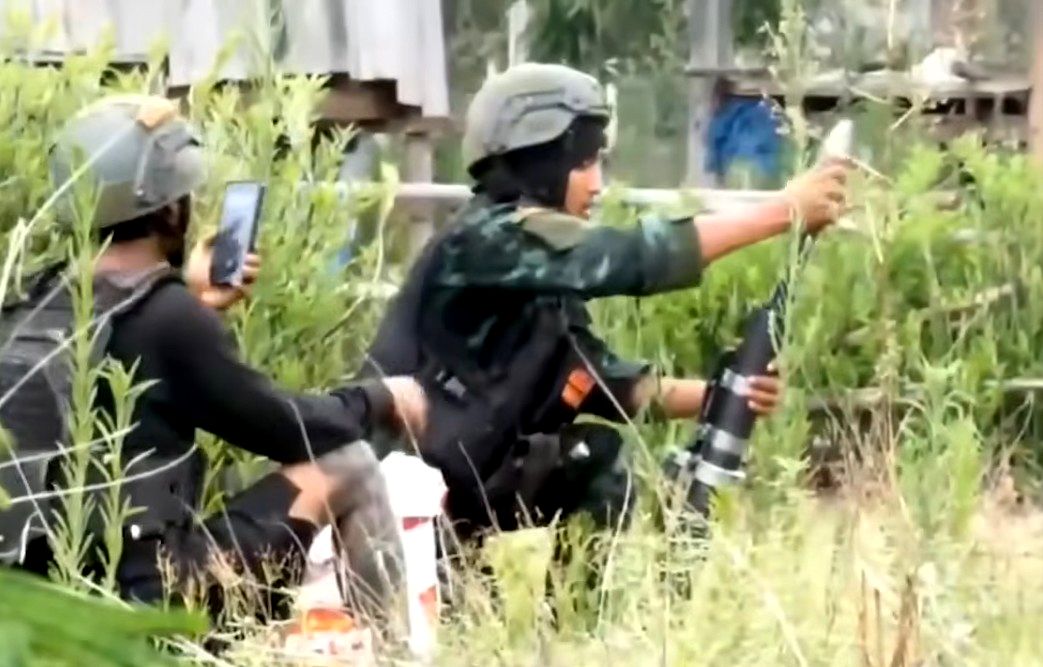 မိုးဗြဲနှင့် ဖယ်ခုံတွင် စစ်တပ်က နယ်မြေစိုးမိုးနိုင်ရန် စစ်အင်အားတိုးချဲ့နေ 