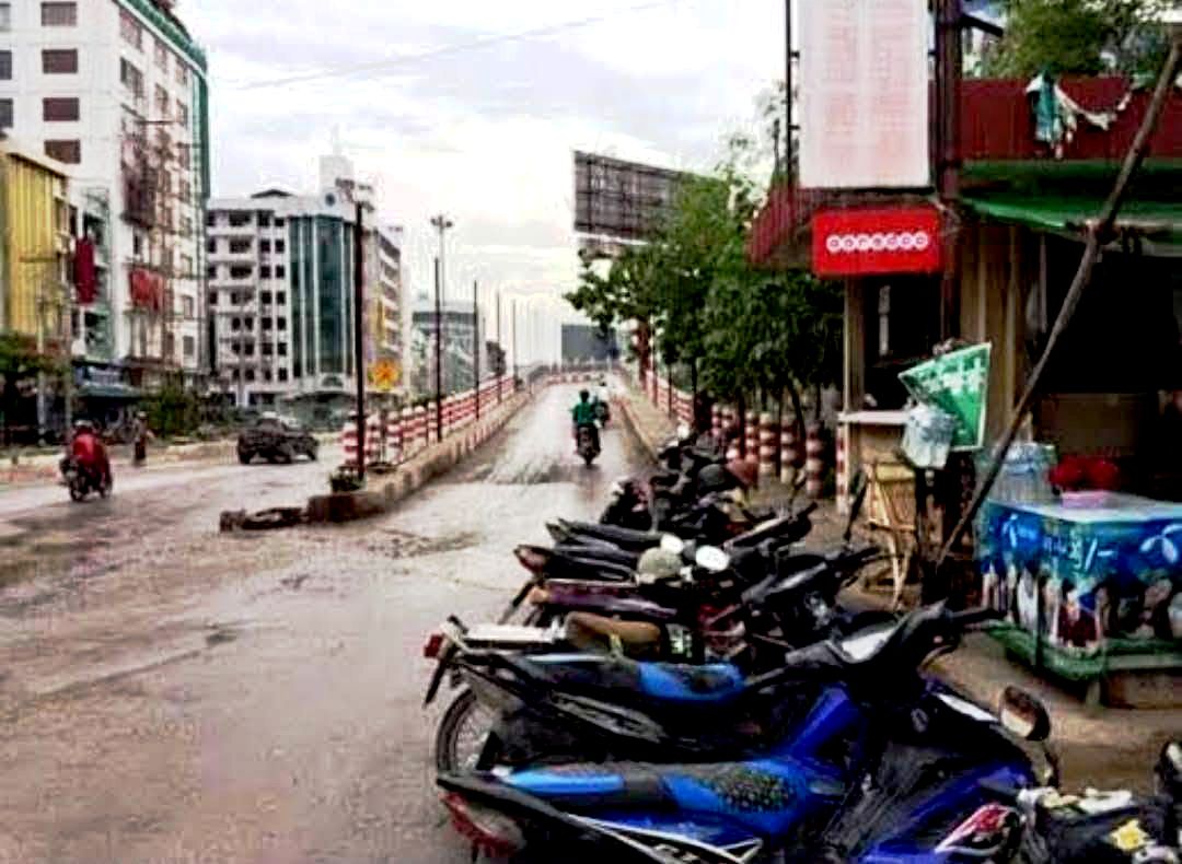 မန္တလေး ဘူတာကြီးပေါ် ဖြတ်သွားသည့် ခုံးတံတားကို စစ်အုပ်စု ပြန်ဖွင့်ပေး