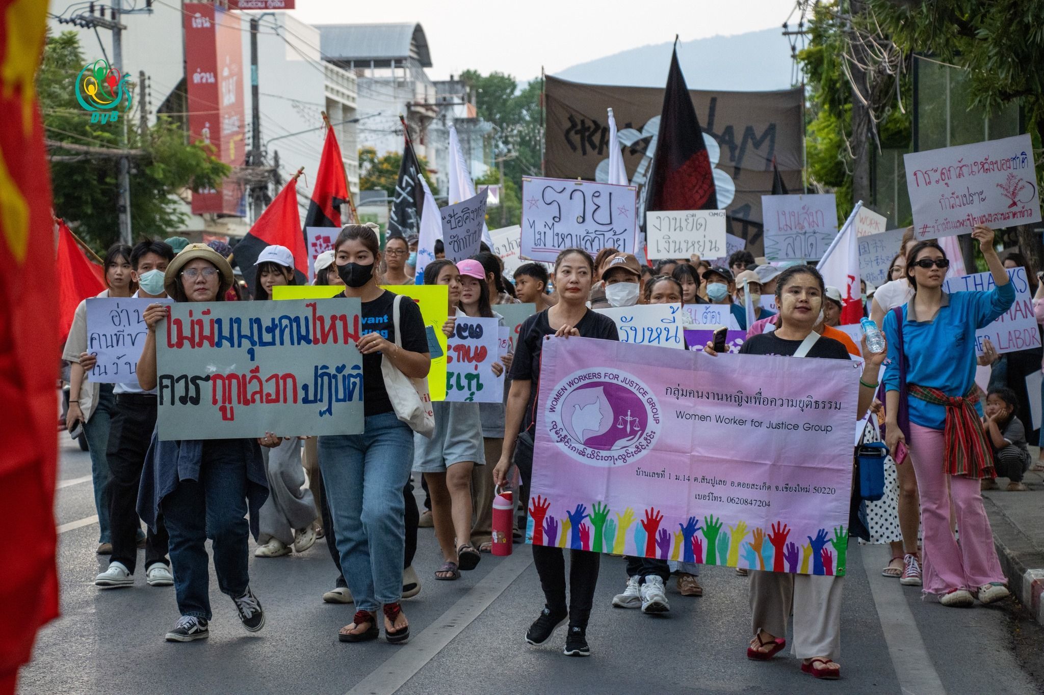  ချင်းမိုင် မေဒေးနေ့ လှုပ်ရှားမှု၌ ပါဝင်သည့် ရွှေ့ပြောင်းလုပ်သားများ။ Photo: DVB 