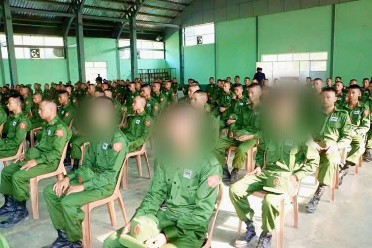 ဧရာဝတီထဲက စစ်မှုထမ်းလူငယ်များ။ (Photo: TawWin၊ KKL)