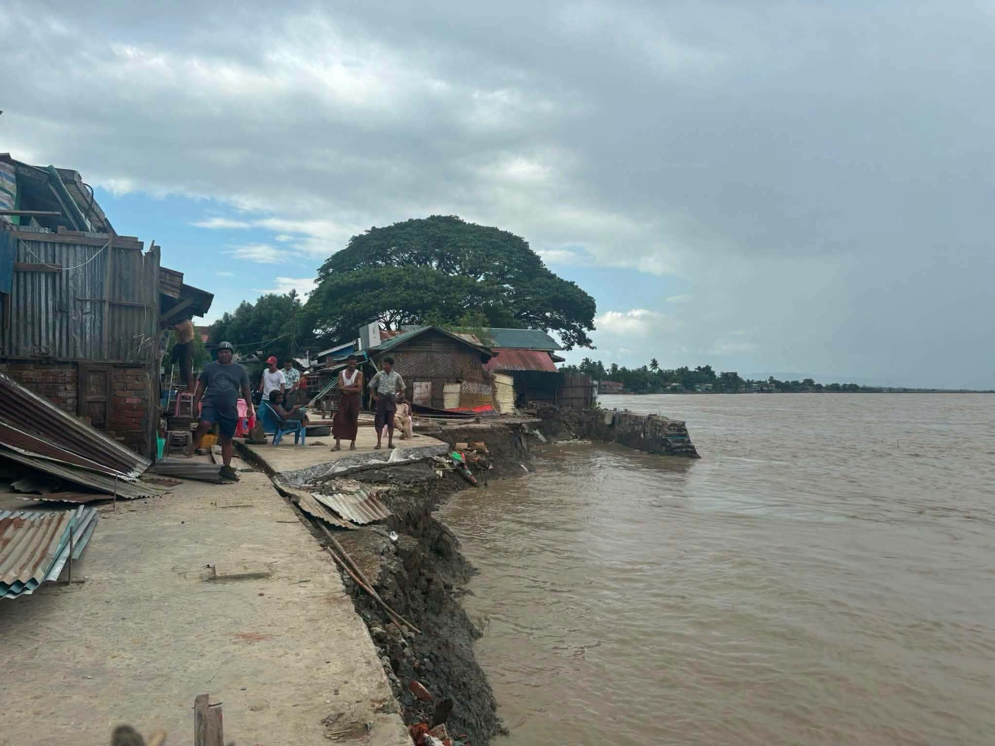 မင်းပြားတွင် ကမ်းပါးပြိုကျမှုကြောင့် အိမ်ထောင်စု ၂၀ နီးပါး ဆုံးရှုံး၊ ဒေသခံများ အခက်ကြုံနေ 