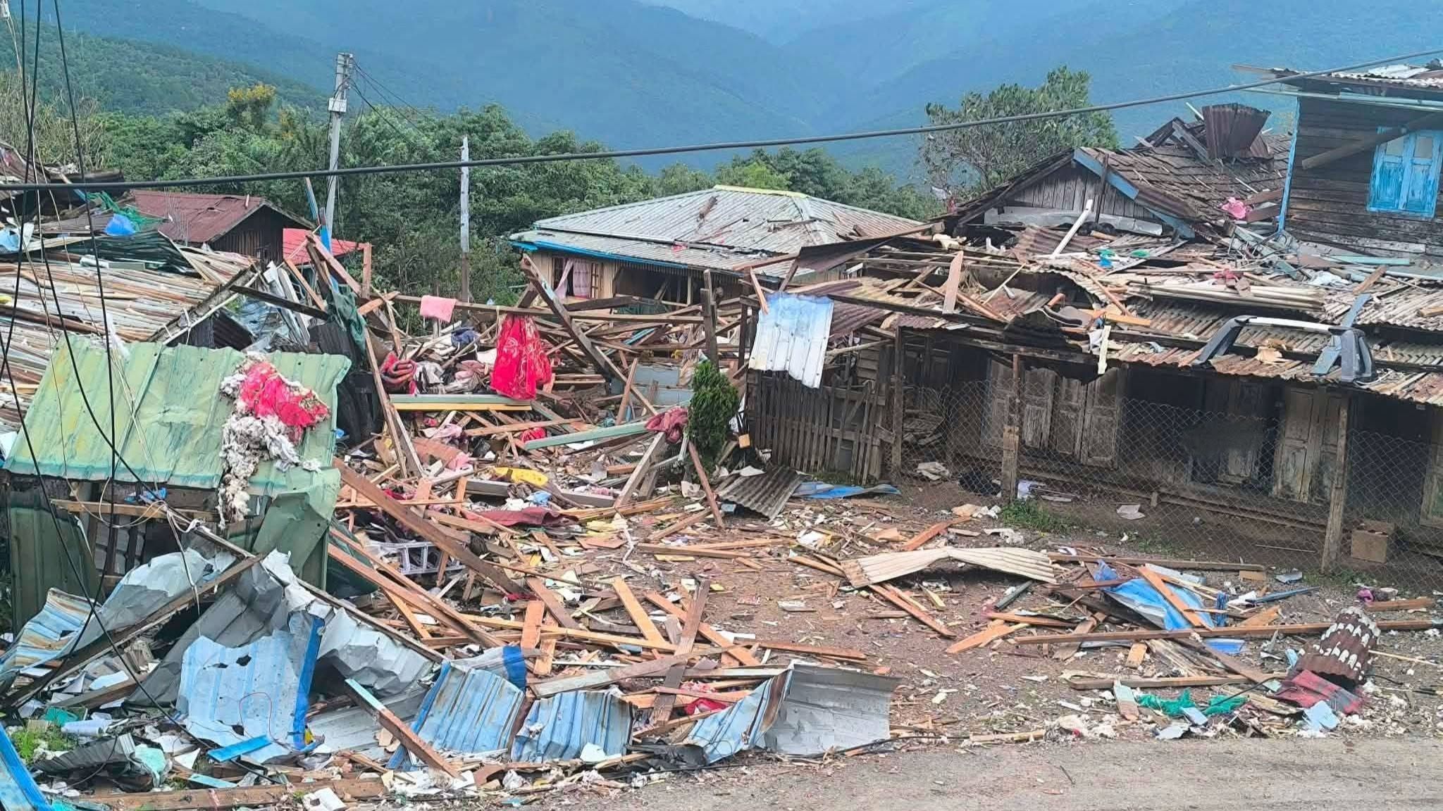 မင်းတပ်ကို စစ်တပ် ဗုံးကြဲသဖြင့် အမျိုးသမီး ၁ ဦးဒဏ်ရာရပြီး ဆေးခန်းနှင့်နေအိမ်များ ပျက်စီး 