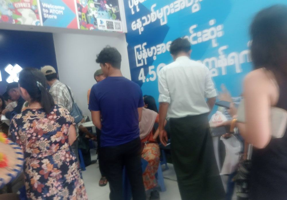 CEIR စနစ်ကြောင့် လက်ကိုင်ဖုန်းဈေးကြီးမြင့်ပြီး အခြေခံပြည်သူများ ဖုန်းဝယ်ရန် အခက်တွေ့