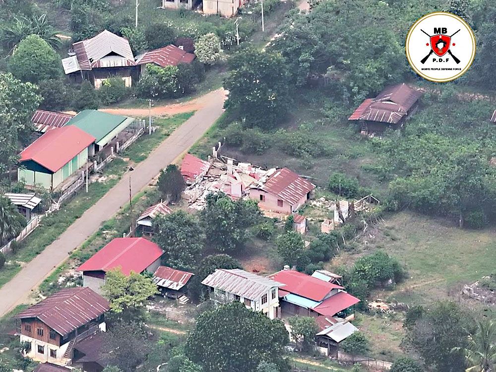 စစ်တပ်က ဖျက်ဆီးခဲ့သည့် မိုးဗြဲမြို့ နေအိမ်အချို့။ (Photo: မိုးဗြဲ PDF)