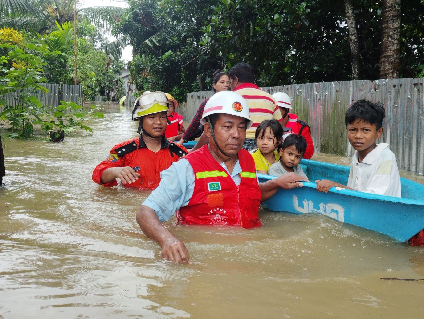 မိုးကောင်းတွင် ရေဆက်ကြီးနေသဖြင့် ဒေသခံများ ပြောင်းရွှေ့နေရ