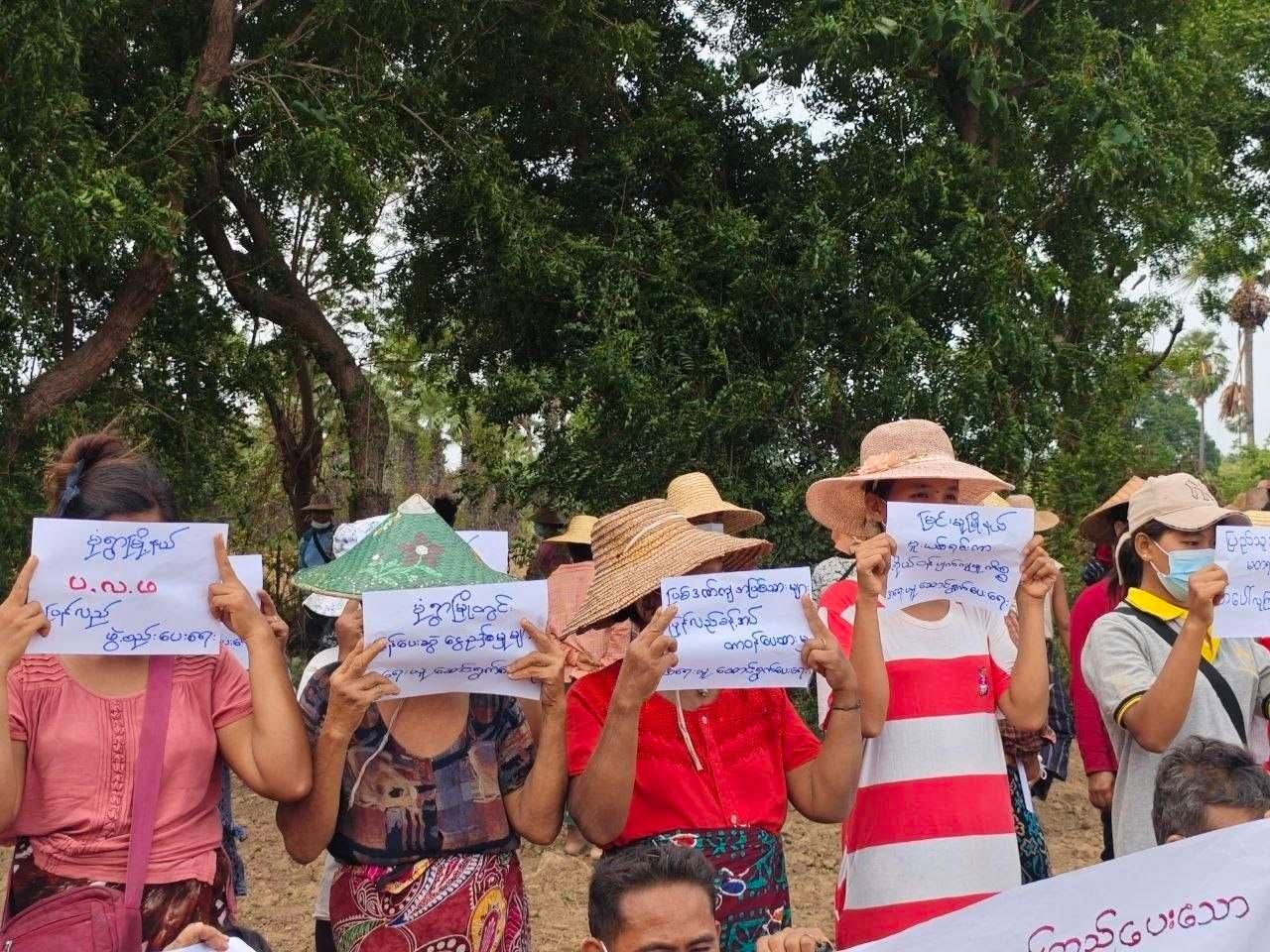 မုံရွာ ပလဖ၏ ပြစ်မှု‌များကို စိစစ်ပေးရန် မုံရွာအရှေ့နယ်ပိုင်းရွာက ပြည်သူအချို့ ဆန္ဒပြ 