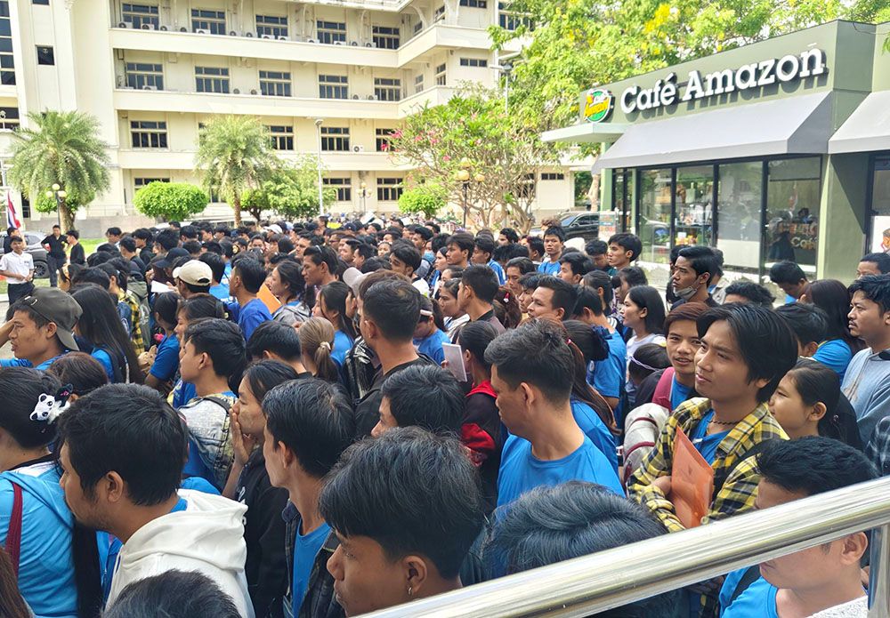 အလုပ်ထုတ်ခံရသည့် မြန်မာအလုပ်သမားများ။ (Photo: MHAC)