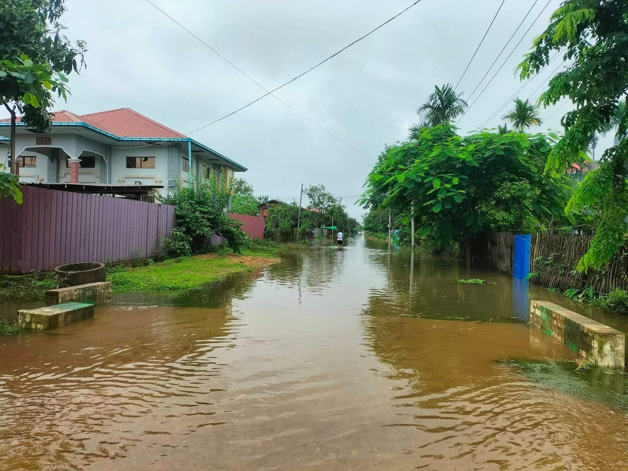 နမ္မတီးမြို့တွင် ချောင်းရေလျှံပြီး ရေဆက်တက်နေ