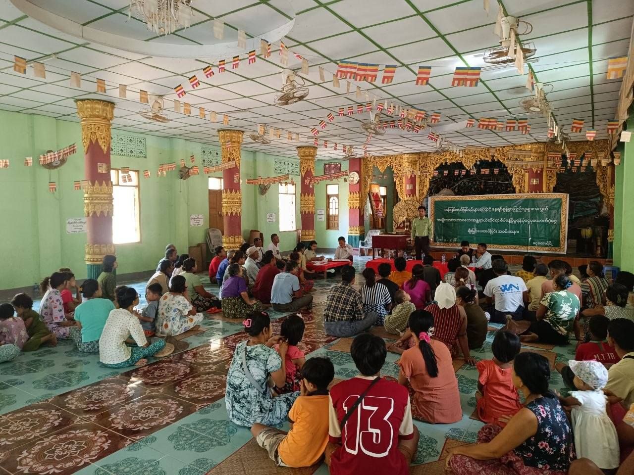 ငွေဆောင်မြို့အုပ်ချုပ်ရေးအဖွဲ့မှ စစ်ဘေးရှောင်နှင့်တွေ့ဆုံစဉ်။ (Photo : MV,TawWin)