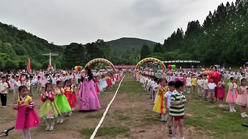 မြောက်ကိုရီးယားတွင် ကလေးများနေ့ ကျင်းပ