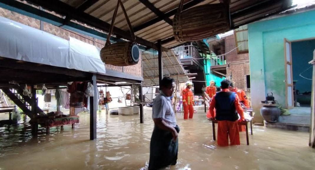 ညောင်ဦး၌ ရေကြီးရေလျှံပြီး နေအိမ်များ ရေဝင် နစ်မြုပ်လာသဖြင့် အရေးပေါ်ပြောင်းရွှေ့ခဲ့ 