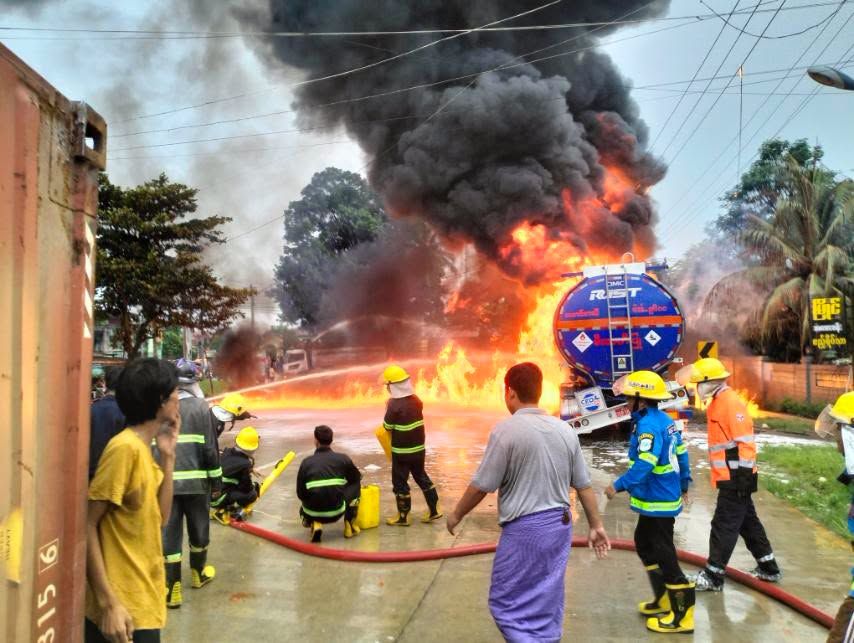 တောင်ငူမြို့နယ်၌ ဆီဘောက်ဆာကားနှင့် ကွန်တိန်နာတင်တွဲကား တိုက်မိပြီး မီးလောင်