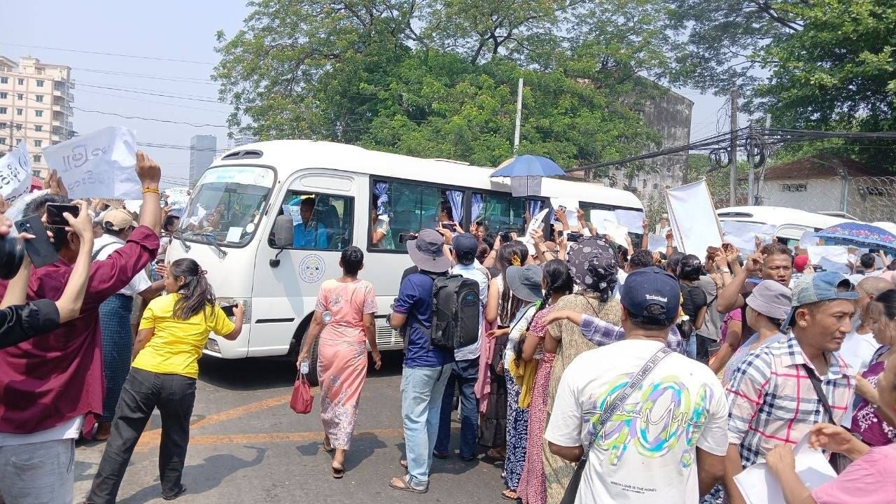 ယခင်က အင်းစိန်ထောင်ရှေ့ အကျဉ်းသားပြန်လွှတ်ပေးသည့်မြင်ကွင်း၊  Photo: DVB