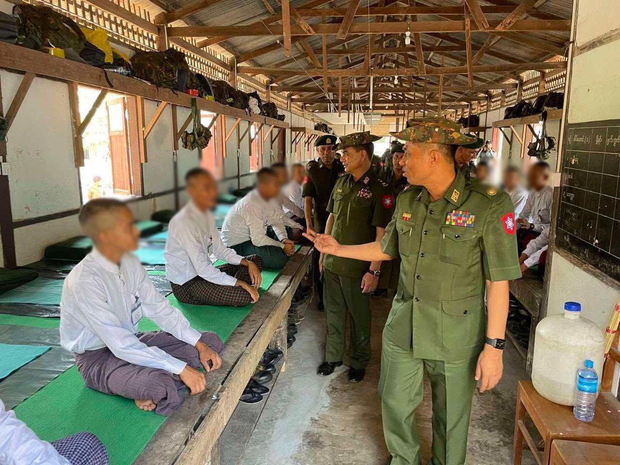 ဧရာဝတီတိုင်းတွင် စစ်မှုထမ်း ဖမ်းဆီးမှုကြောင့် အရွယ်ကောင်း ယောကျ်ားလေးများ ပုန်းပြီးနေရ 