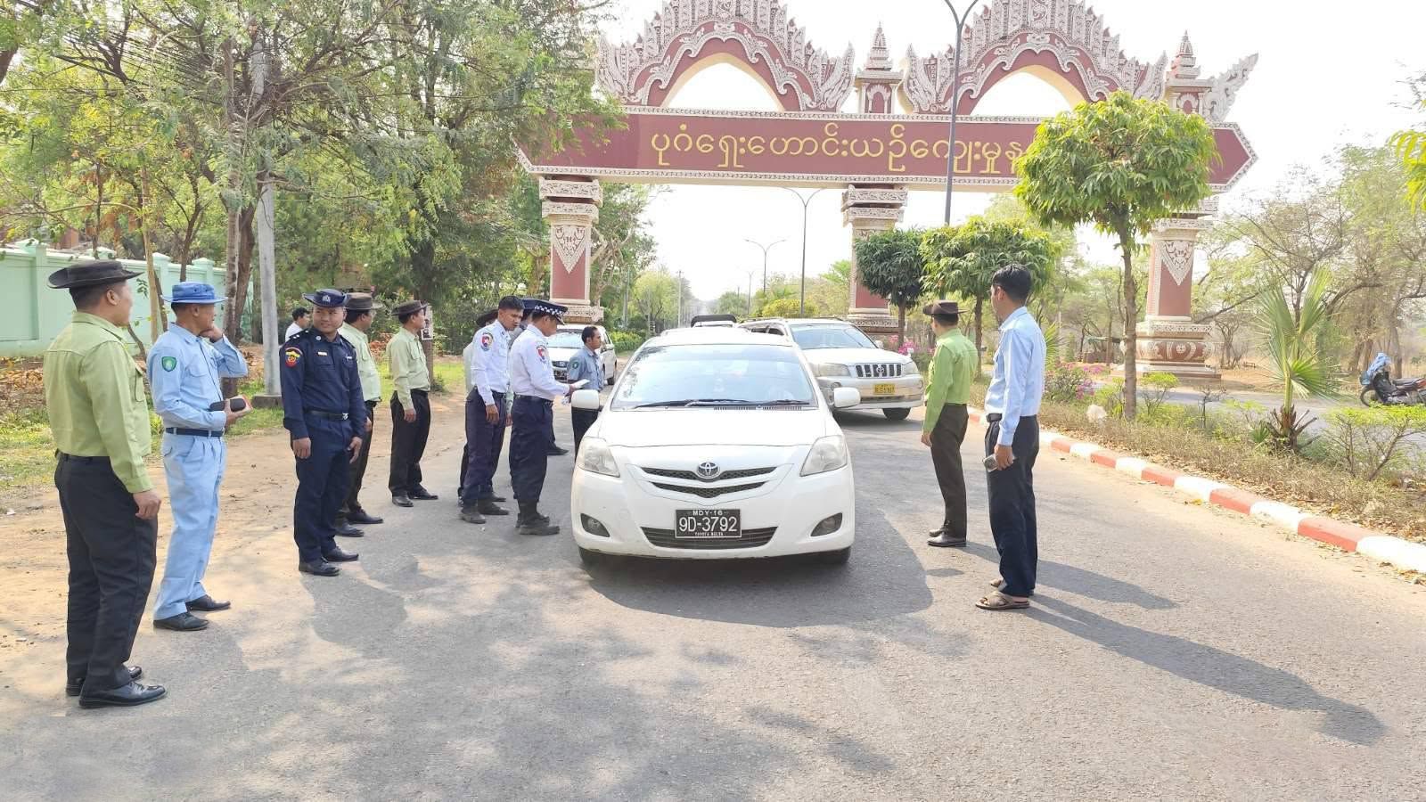 ညောင်ဦးတွင် ယာဉ်များကို စစ်ဆေးနေစဉ်။ (Photo: KKL)