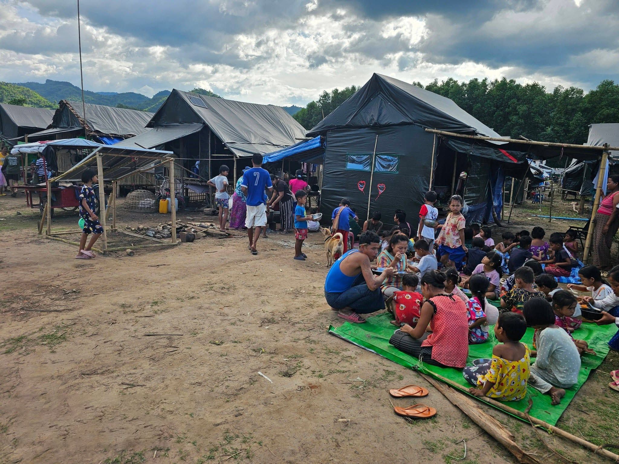 ပလောတပို့ စစ်ရှောင်စခန်း၌ မိုးကာလ အလှူရှင်မရှိသဖြင့် အစားအသောက် အခက်ကြုံ