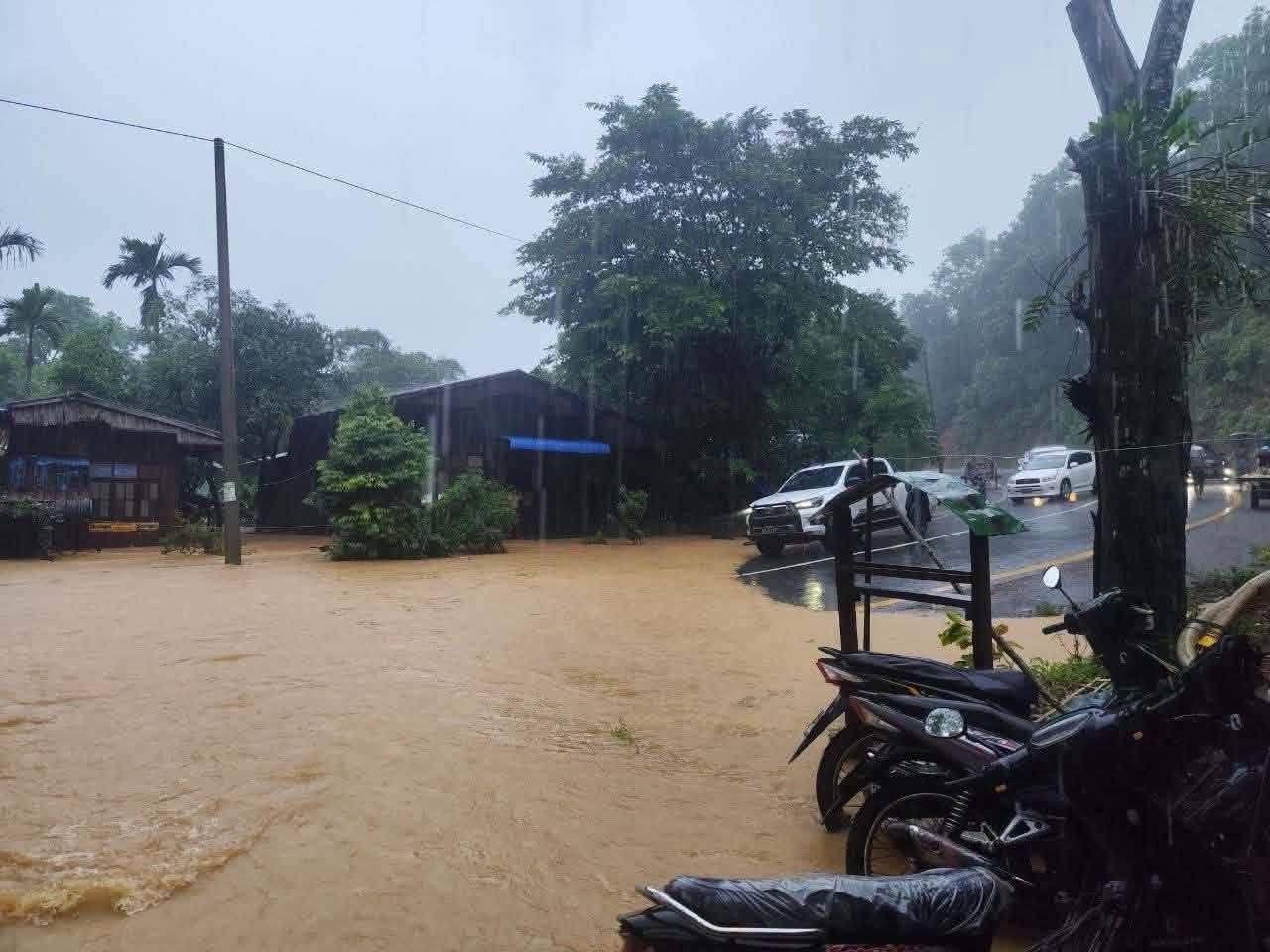 ပုသိမ်-ချောင်းသာ ကားလမ်းမပေါ် ရေကျော်နေပြီး အိမ်ခြေ ရာချီ နစ်မြုပ် 