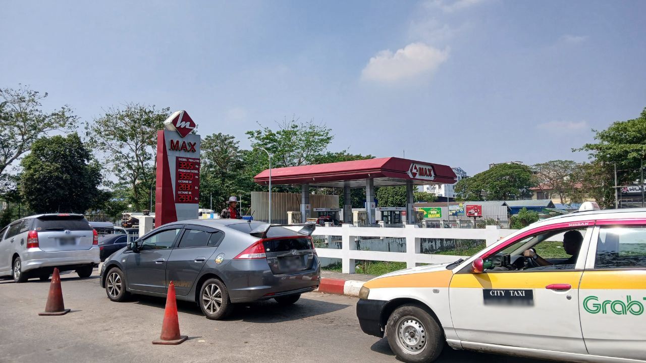 Barcode မဖတ်သည့် ဆီဆိုင် ၃၀ ခန့်ကို နောက်ဆုံးအကြိမ် သတိပေးပြီး တဆိုင်ကို လိုင်စင်ပိတ်