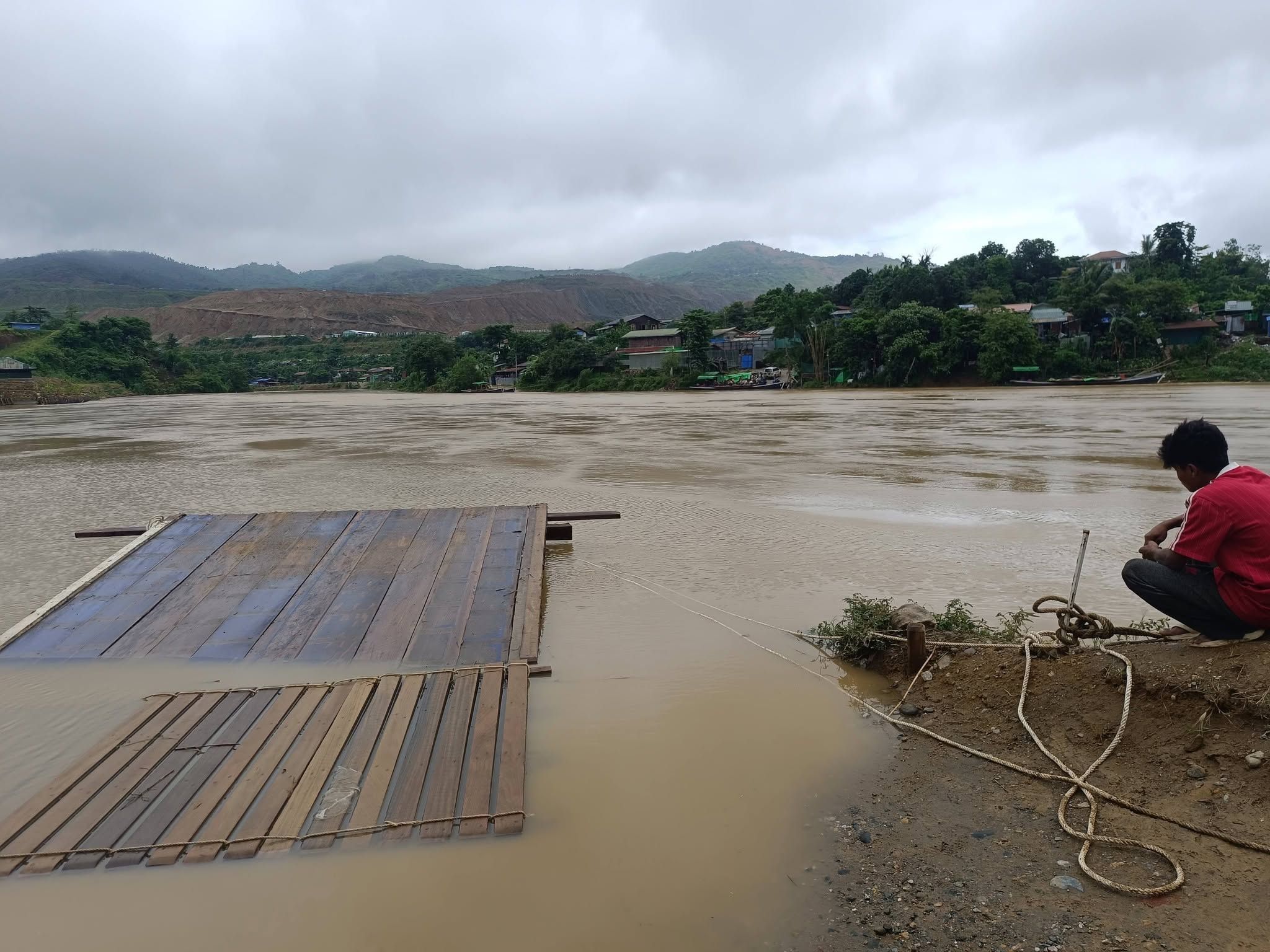 ဖားကန့်တွင် ရေစီးဖြင့်မျောပါလာသည့် ၁ နှစ်အရွယ် ကလေးအလောင်း တွေ့ရှိ