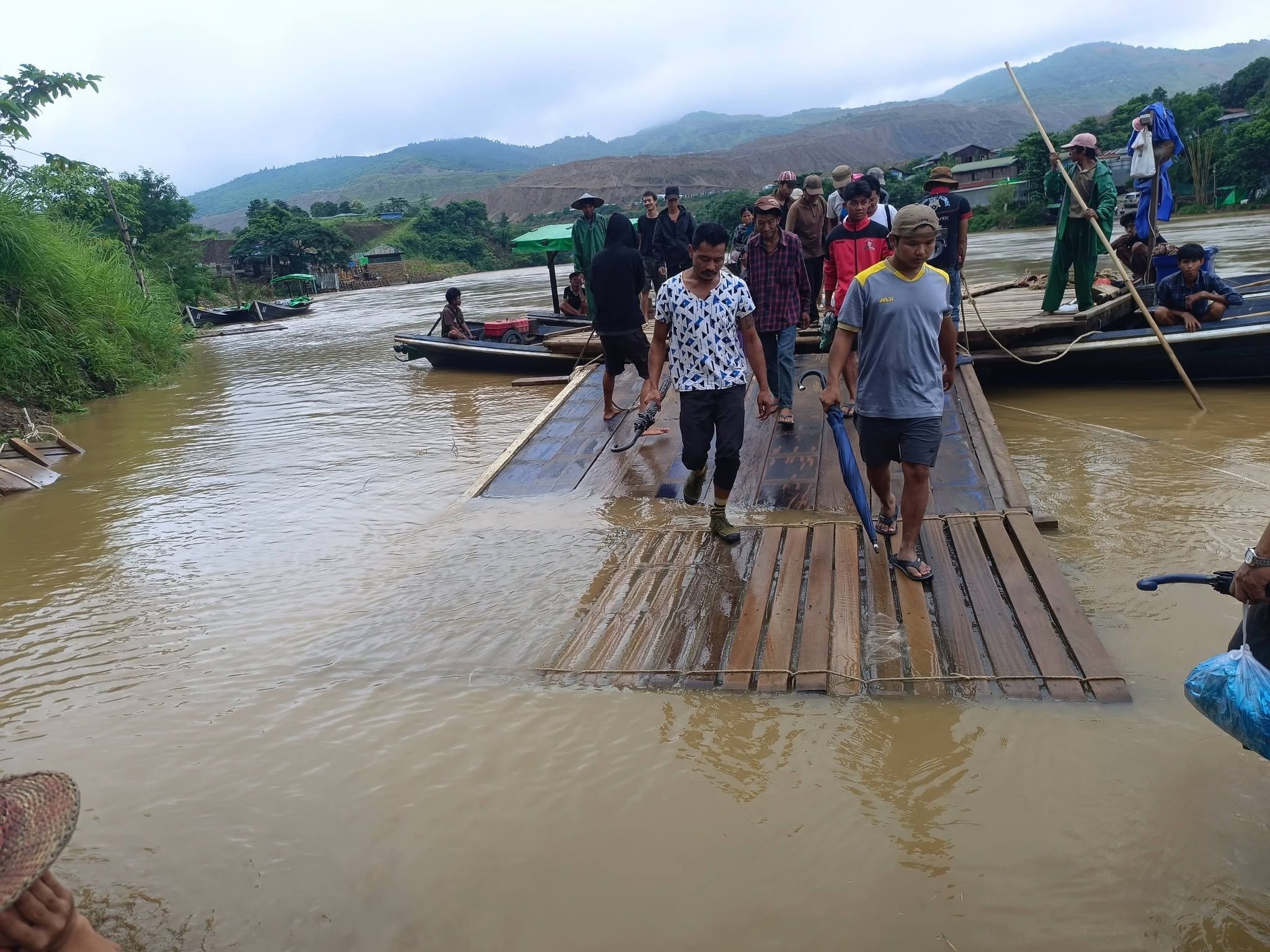 ဖားကန့် ကျောက်စိမ်းဒေသ၌ ရေကြီးမြေပြိုပြီး ကုန်စည်ပြတ်လပ်
