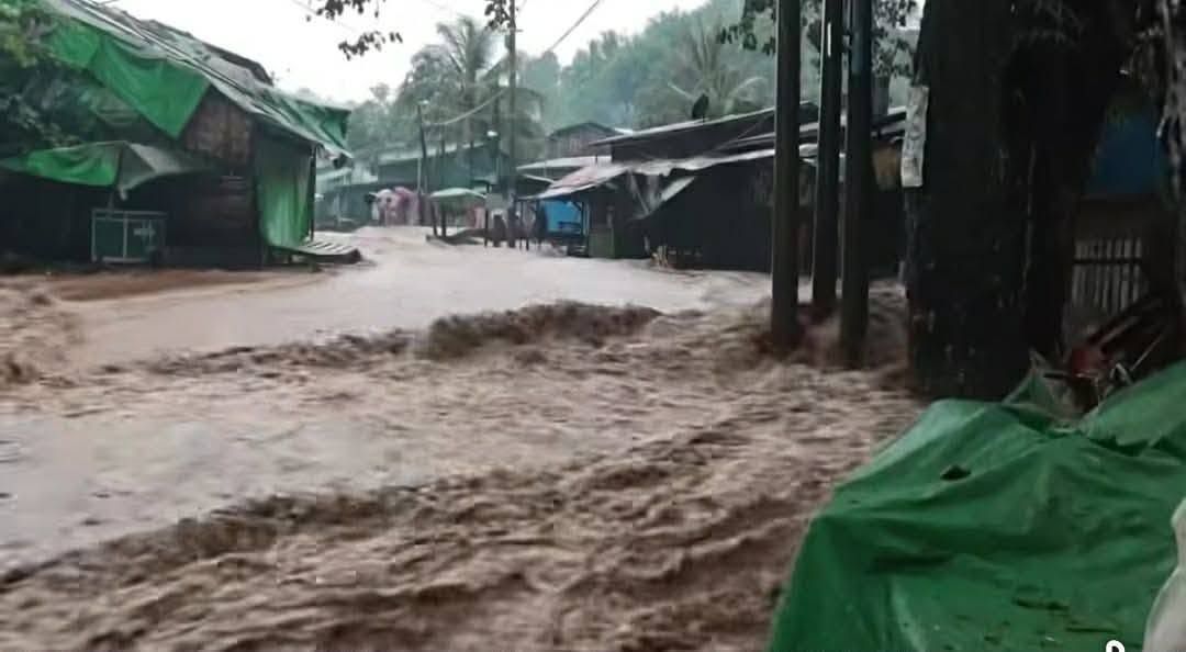မိုးသည်းထန်စွာ ရွာသွန်းပြီး ဥရုချောင်းရေတက်မှုကြောင့် ဖားကန့်မြို့ ရေကြီး