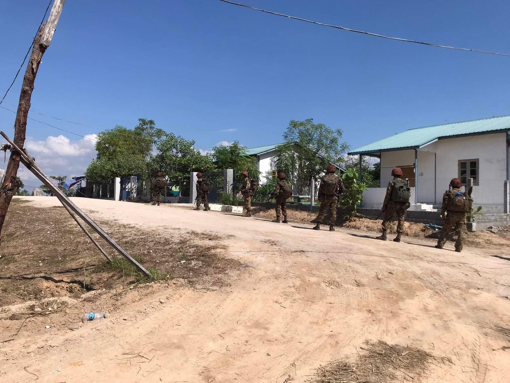  စစ်အာဏာရှင်တပ်စစ်ကြောင်းတခု-ပုံဟောင်း။ (Photo: CJ)