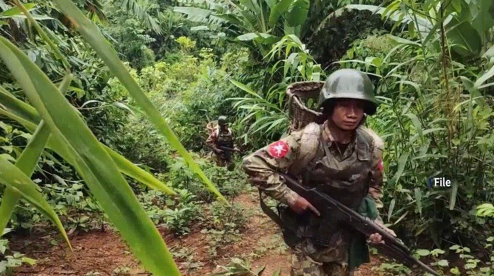ဖာပွန်ကို စစ်ကြောင်းထိုးနေသည့် စစ်အာဏာရှင်တပ်များ ရှေ့ဆက်တိုးနိုင်ရန် ဗုံးကြဲတိုက်ခိုက်နေ
