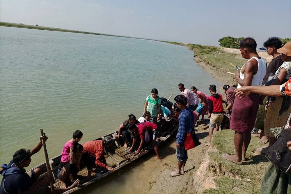 စစ်တပ်က ဗုံးကြဲပစ်ခတ်နေသဖြင့် ပုဏ္ဏားကျွန်းနှင့် ရသေ့တောင်က ဒေသခံထောင်ချီ တိမ်း‌ရှောင်ရ 