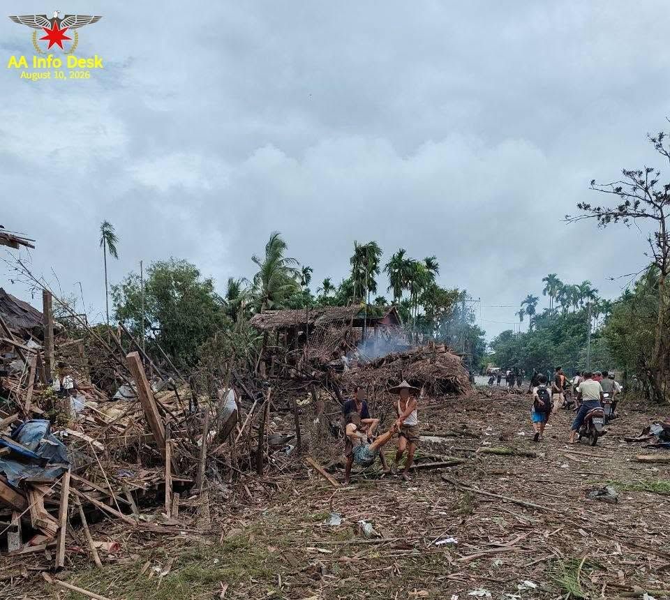 သံတွဲမြို့နယ်၊ ကျောက်ကြီးကျေးရွာကို ဗုံးကြဲခံရစဉ် ပုံဟောင်း။ (Photo : AA)