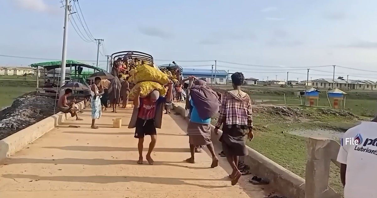 ရခိုင်တွင် မိုးများ မြေပြိုပြီး ကုန်သွယ်ရေးလမ်းများ ပိတ်နေသဖြင့် ကုန်သွယ်ရေးထိခိုက်နေ 