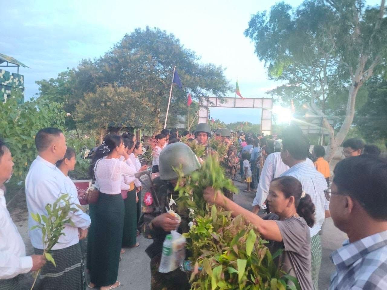 ဝန်ထမ်းများနှင့် ဒေသခံများကို ဖိအားပေးပြီး တပ်ခေါက်လာသည့် စစ်ကြောင်းကို ကြိုဆိုခိုင်း 