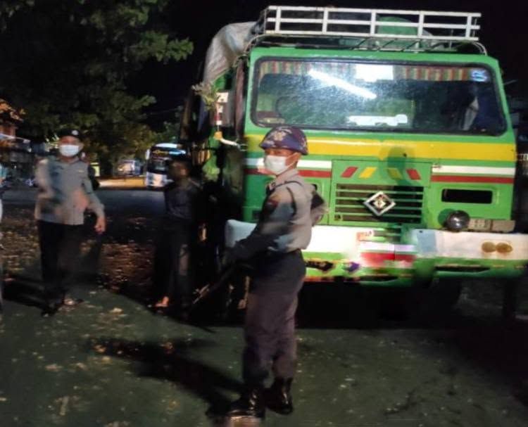 သာပေါင်းတွင် လုံခြုရေးအကြောင်းပြ စစ်ဆေးနေစဉ်။ (Photo: Myo Kyaw)