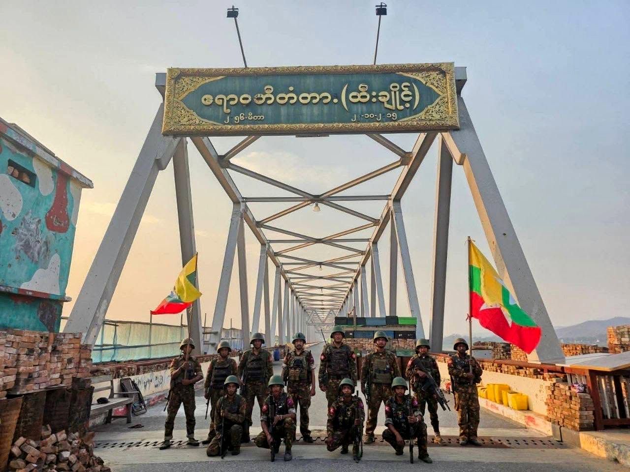 ပြီးခဲ့သည့် ဧပြီလက ထီးချိုင့်မြို့ကို စစ်တပ် ထိန်းချုပ်ခဲ့စဉ်။ (Photo: စစ်အာဏာရှင်တပ်)
