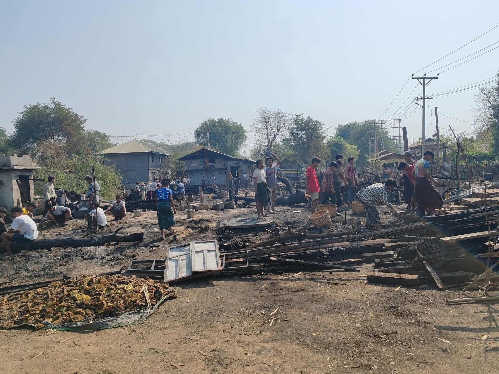 စစ်ကိုင်းတိုင်း၌ စစ်တပ် ဗုံးကြဲမှုများကြောင့် နေအိမ်နှင့် ဆီဘောက်ဆာကားများ မီးလောင်