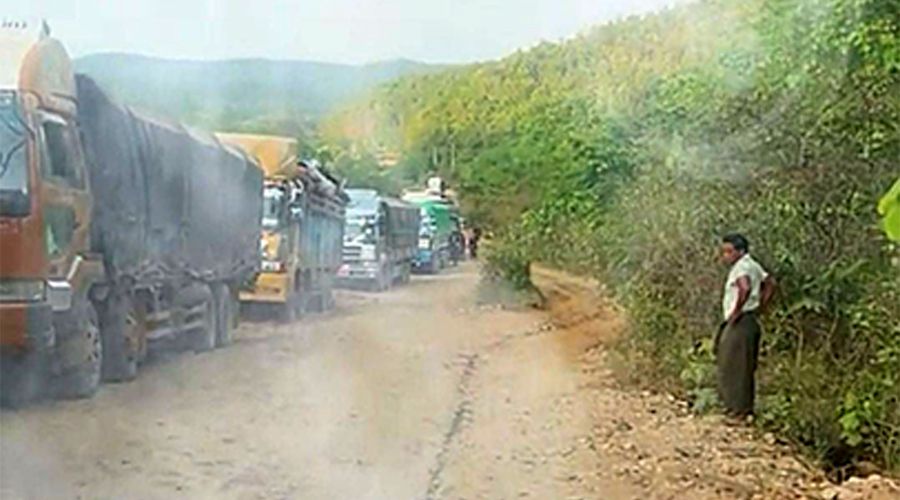 စစ်ကိုင်း-ကချင်အစပ်က တိုက်ပွဲများကြောင့် ကုန်စည်စီးဆင်းမှု ပြတ်တောက်၊ ယာဉ်ရာချီ ပိတ်မိ