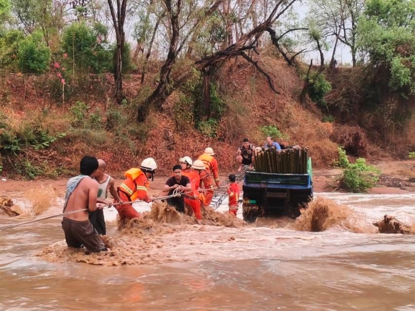 မြန်မာပြည်ဒေသအနှံ့ လေပြင်းတိုက်ခတ်ပြီး နေအိမ်များပျက်စီး၊ ရေစီးနှင့် မျောပါသွားသူများကို ကယ်ဆယ်