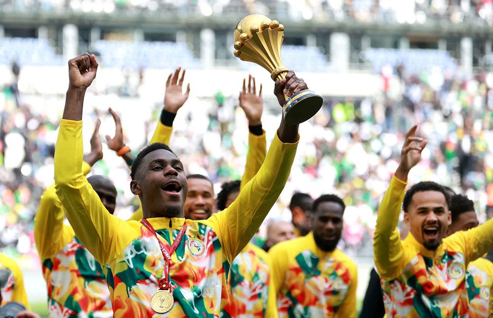 ချန်ပီယံဆု ရုပ်သိမ်းခံထားရသော်လည်း ဆီနီဂေါအသင်း AFCON ဖလားကို ကွင်းပတ်ပြသ 