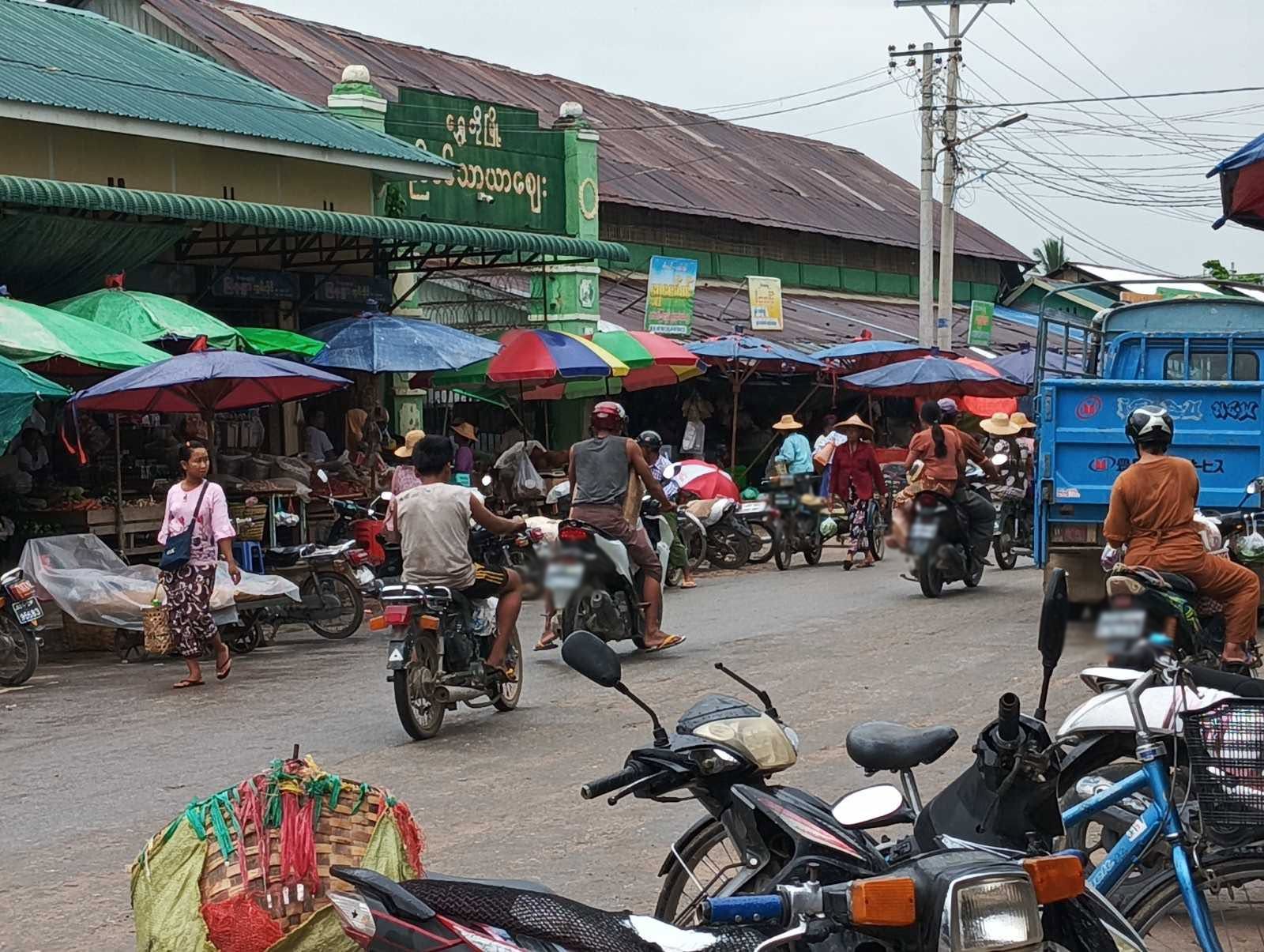 ရွှေဘိုမြို့မဈေးအတွင်း စစ်တပ်က ပေါ်တာဆွဲ ဖမ်းဆီးနေသဖြင့် ဈေးသည်များ အခက်တွေ့ 