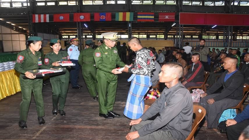 စစ်မှုထမ်း အပတ်စဥ် ၁၇ လူငယ်များကိုဝတ်စုံဝတ်ပေးနေသည့် တိုင်းမှူးစိုးကျော်ထက် (Photo: တပ်နှင့်နီးစပ်သူ)