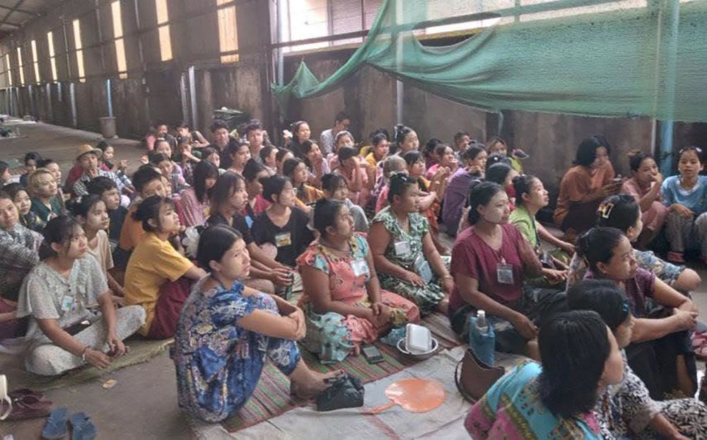 လုပ်ခတိုးတောင်းဆိုနေသည့် Spring Moon Garment အလုပ်သမားများ။ (Photo: STUM)